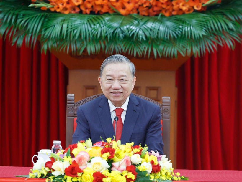 Vietnamese, Chinese Party leaders hold phone talks