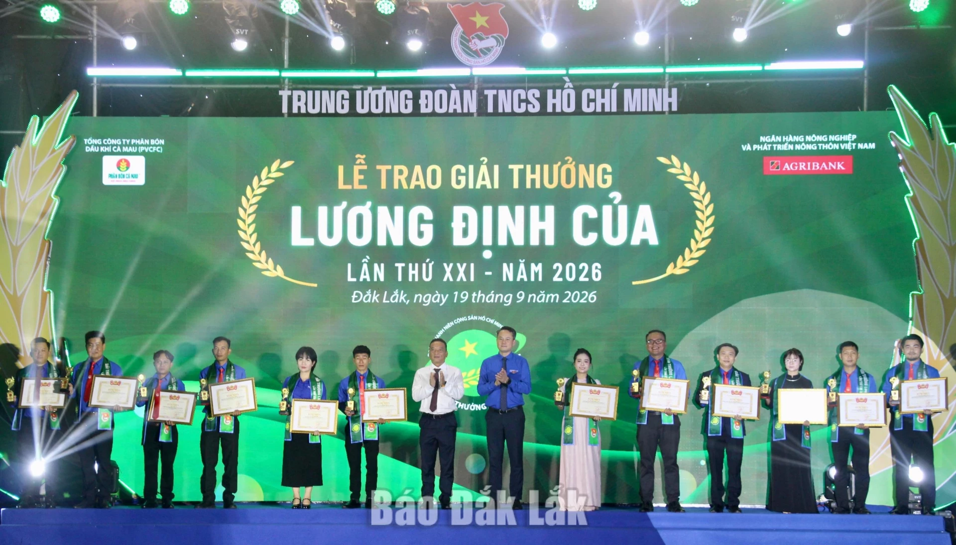 Honoring youths receiving Luong Dinh Cua award and outstanding startup projects 2026