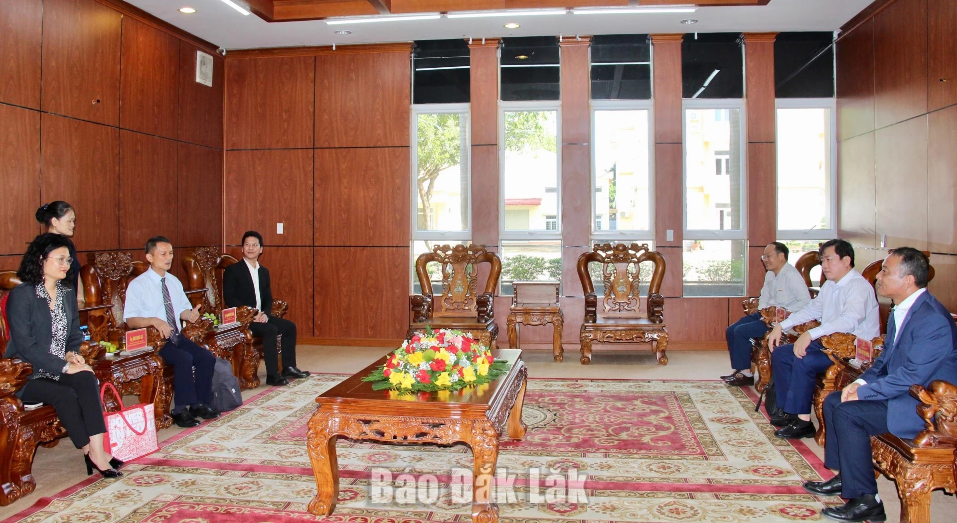 Deputy Secretary of the Provincial Party Committee Y Giang Gry Nie Knong holds courtesy meeting with representatives of foreign non-governmental organisations