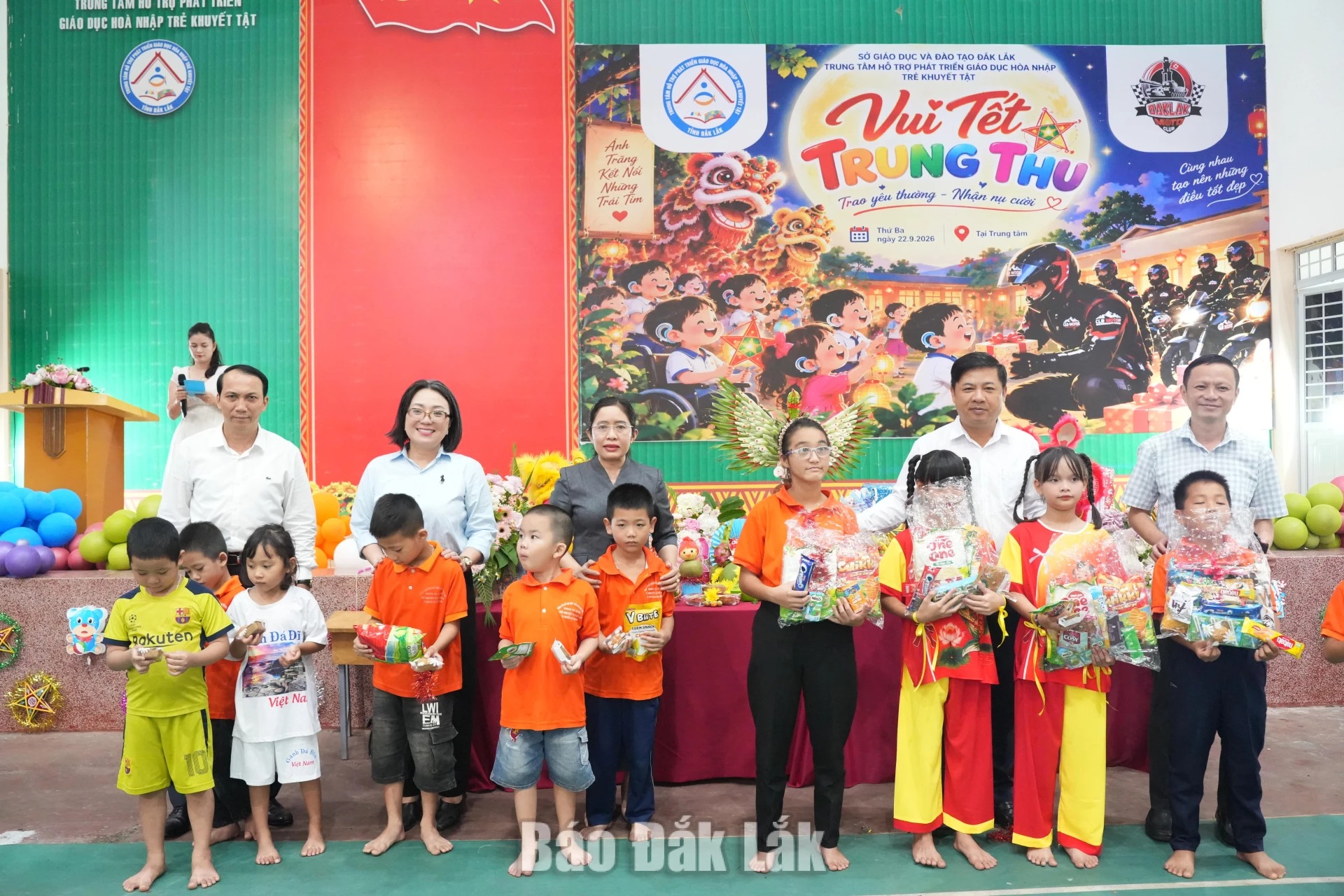 Provincial leaders celebrate mid-autumn festival with children with disabilities, martyrs’ children