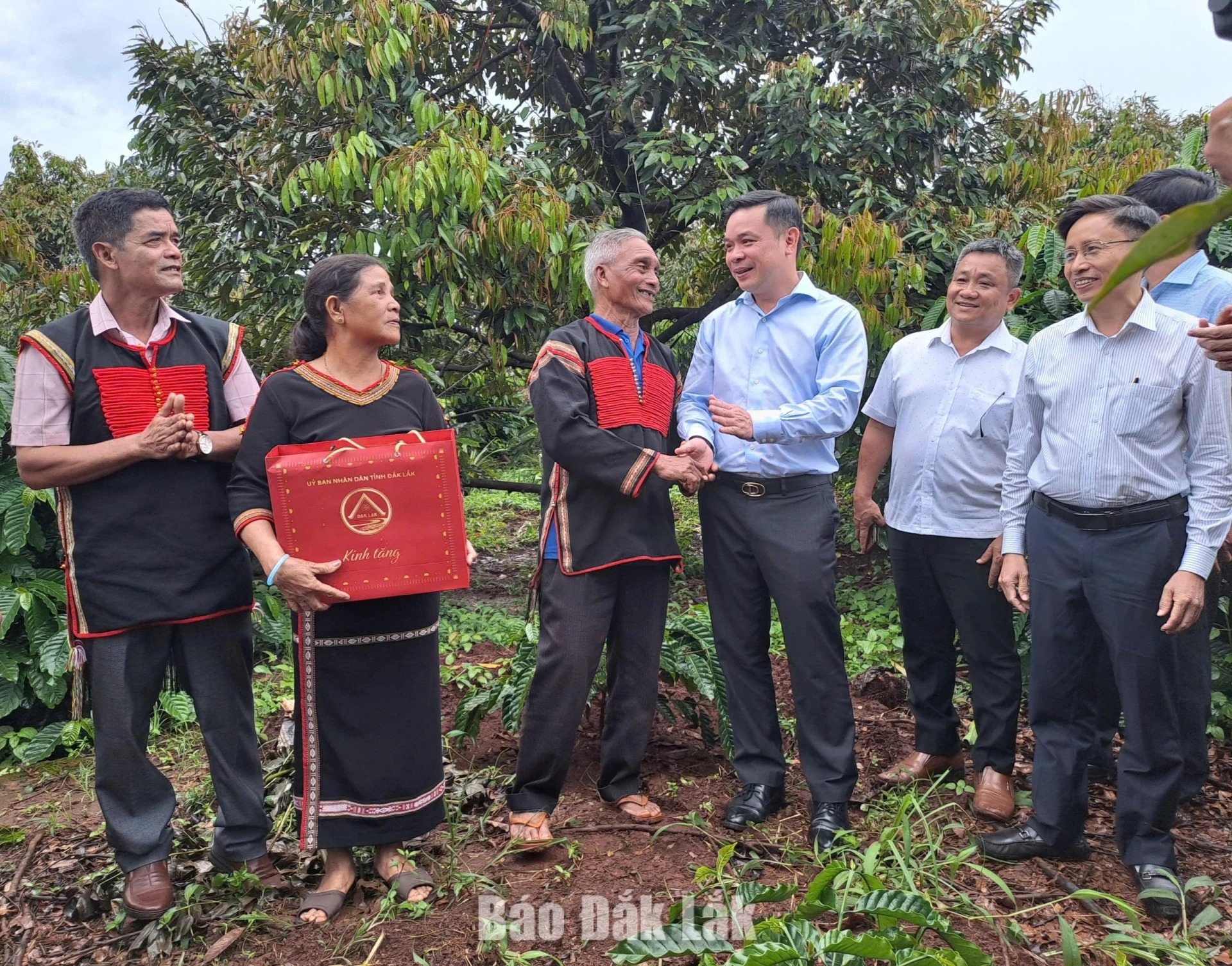 PPC Chairman visits livelihood models, presents gifts to residents in Cu Pong revolutionary base area