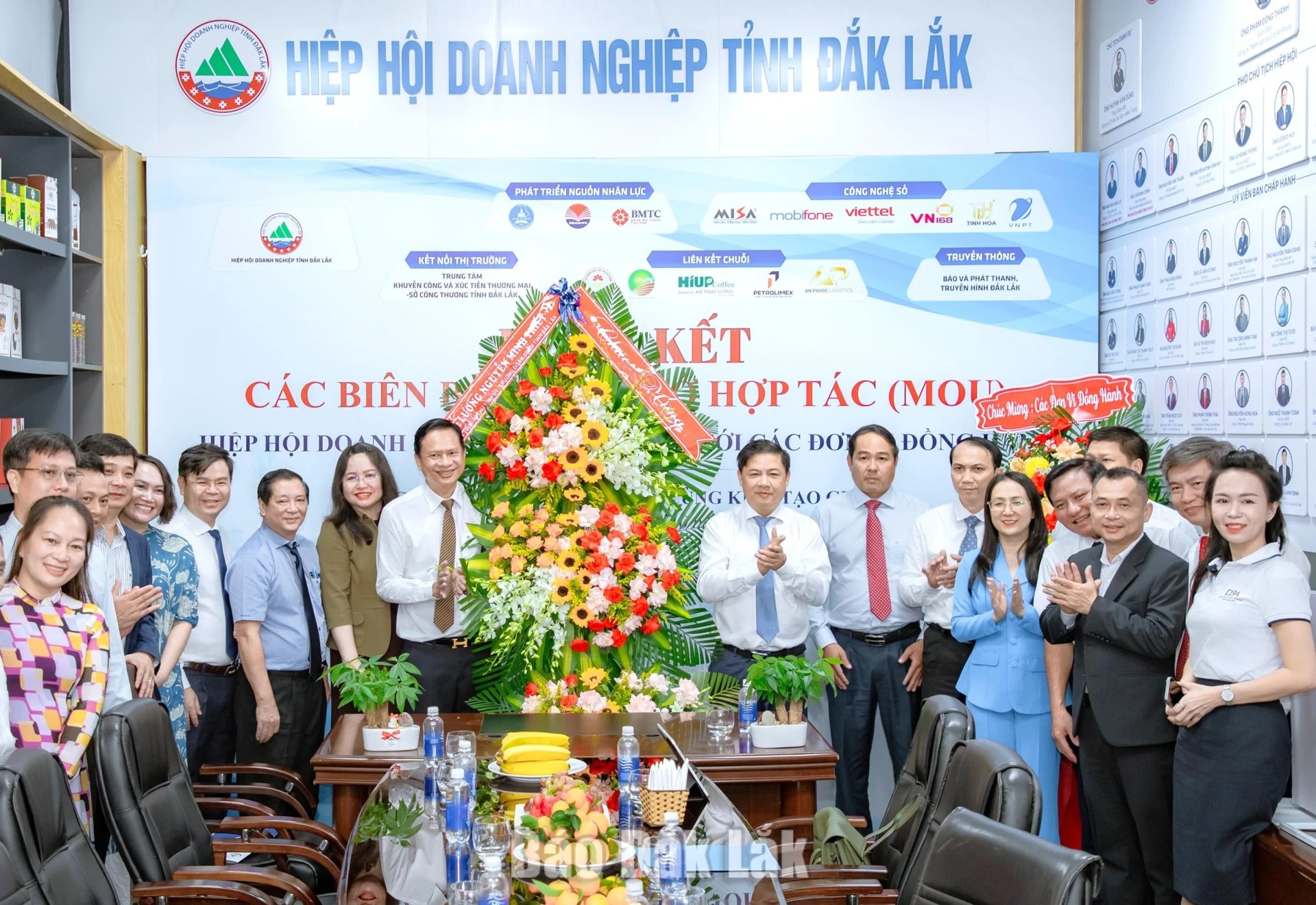 Provincial Party Secretary Luong Nguyen Minh Triet extends greetings on Viet Nam Entrepreneurs’ Day