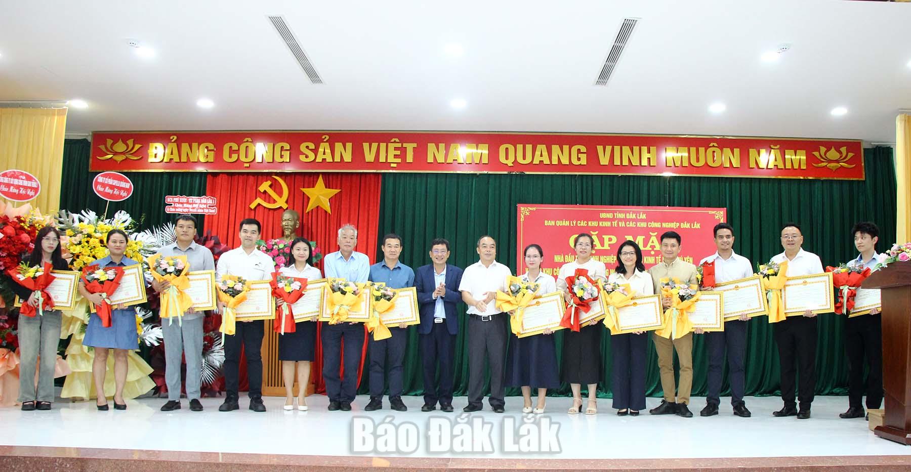 Meeting with enterprises and investors in economic zones and industrial parks