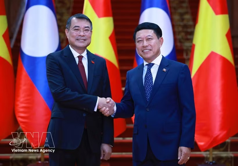 Vietnamese PM Le Minh Hung holds talks with Lao counterpart Saleumxay Kommasith